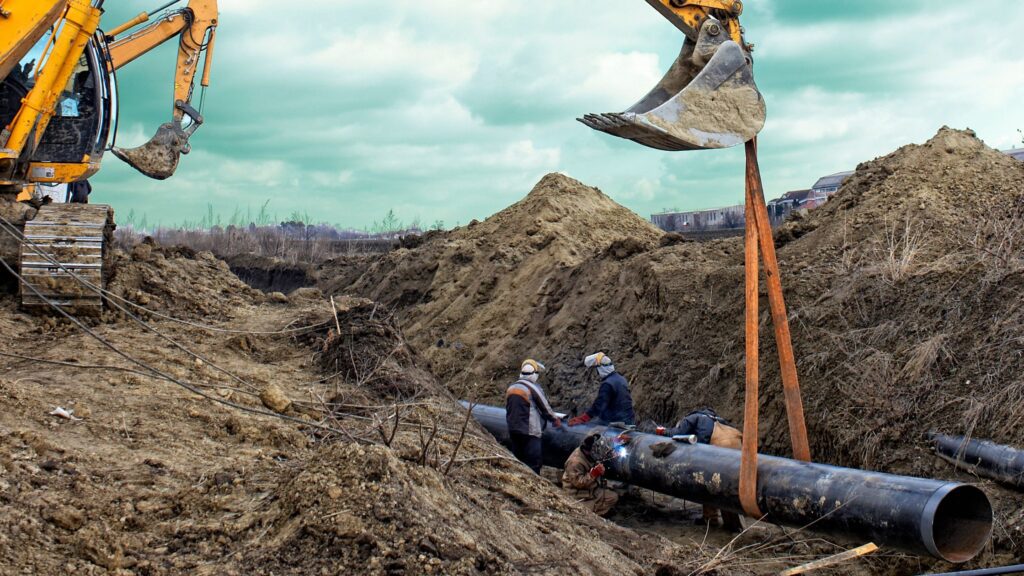 Trenchless construction site with HDD equipment and bore pit setup