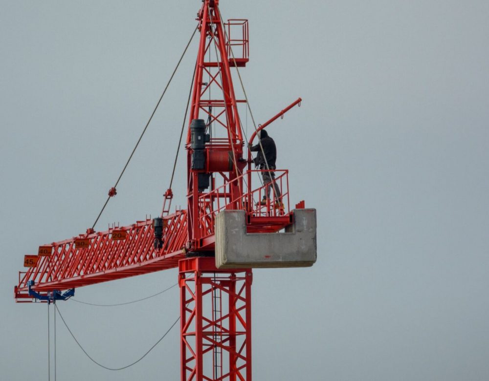 heavy-equipment-case-review-expert-onsite Expert inspecting heavy construction equipment for case review