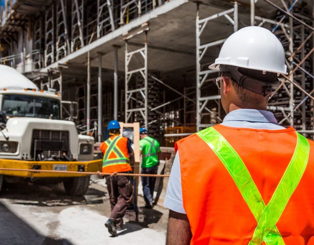 heavy-equipment-incident-analysis-expert Forensic expert conducting heavy equipment incident analysis at a construction site