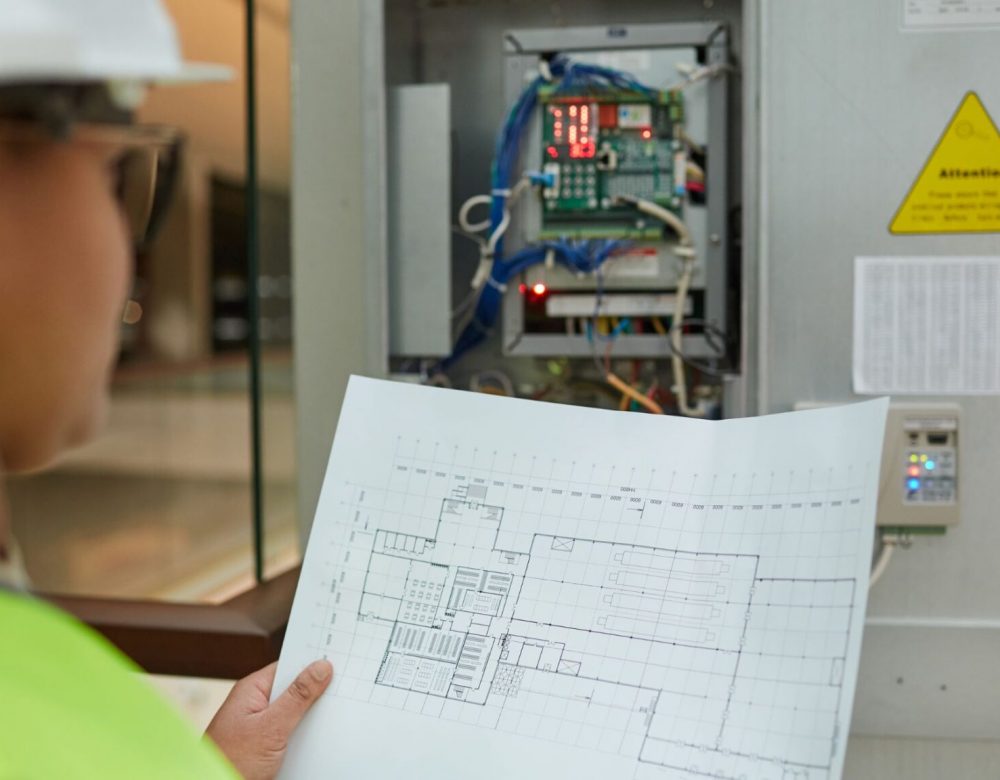 heavy-equipment-labor-analysis-jobsite Construction expert analyzing labor and equipment usage on a job site for heavy equipment labor analysis