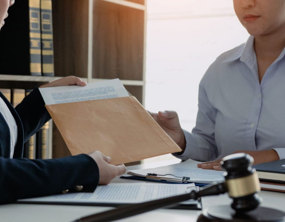 heavy-equipment-litigation-support-expert-witness Expert witness presenting heavy equipment analysis during a construction litigation trial